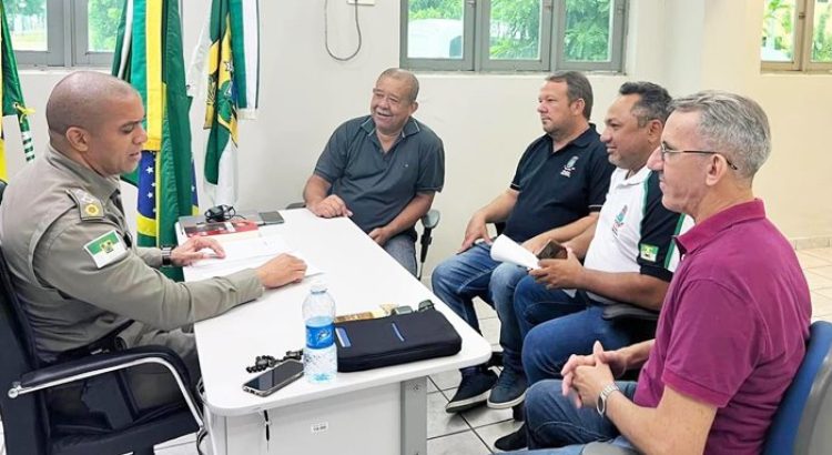 Comissao-de-vereadores-em-reuniao-com-o-comandante-do-6o-BPM