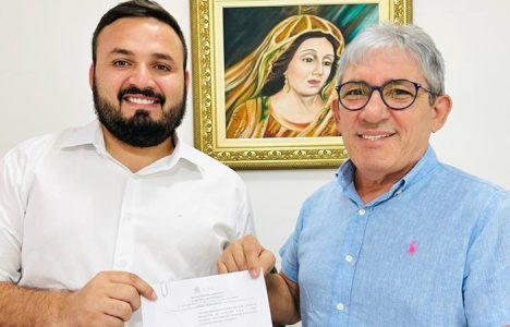 Dr.-Tadeu-passou-cargo-para-o-vice-Toinho-Santiago