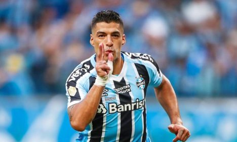 Luiz-Suares-comemora-gol-e-conquista-do-campeonato-pelo-Gremio-Foto-Lucas-Uebel-Gremio-FBPA