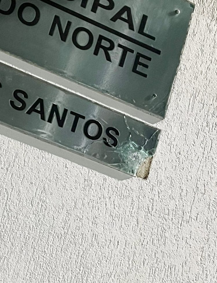 Placa-foi-atingida-por-disparo