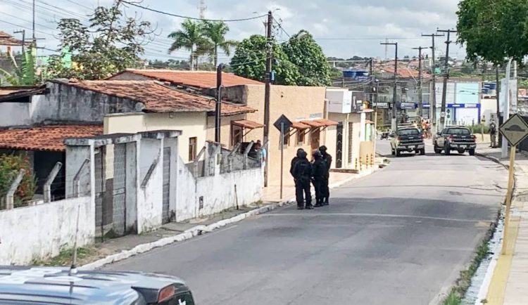 Policia-Militar-faz-o-isolamento-da-rua-onde-esta-casa-Foto-Emerson-Medeiros-Inter-TV-Cabugi