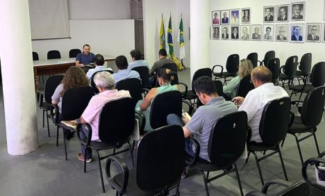 Prestadores-de-servicos-reunidos-com-o-secretario-Gedson-Santos