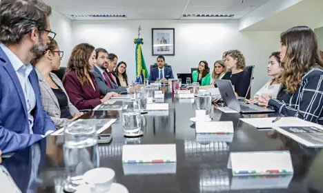 Brasília (DF) 10/05/2024 - Tragédia no RS: Governo pede apoio das plataformas no enfrentamento às fake news e propõe intensificação dos esforços
Plataformas receberam minuta de protocolo de intenções com sugestões para aprimoramento dos mecanismos já usados por cada uma delas nesse esforço.
Foto: AGU/Divulgação