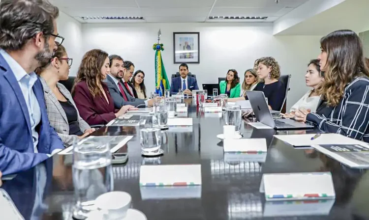 Brasília (DF) 10/05/2024 - Tragédia no RS: Governo pede apoio das plataformas no enfrentamento às fake news e propõe intensificação dos esforços
Plataformas receberam minuta de protocolo de intenções com sugestões para aprimoramento dos mecanismos já usados por cada uma delas nesse esforço.
Foto: AGU/Divulgação