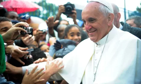 Rio de Janeiro (RJ), 25/07/2013 - O papa Francisco visita a comunidade de Varginha, no Complexo de Manguinhos, na zona norte da cidade. O papa fez um apelo às autoridades públicas, aos mais ricos e à sociedade para que não se cansem de trabalhar por um mundo mais justo e solidário. Ele pediu políticas nas áreas de educação, saúde e segurança. Foto: Tânia Rêgo/Agência Brasil