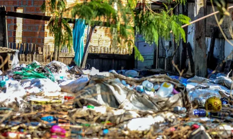 Porto Alegre (RS), 17/05/2024 – CHUVAS RS- DESABRIGADOS - Moradores desabrigados da Vila Santo André, divisa de Porto Alegre e Canoas, montam acampamento na rodovia,  esperando a água que invadiu suas casas baixe. - Lixo acumulado na Vila Santo André. Foto: Rafa Neddermeyer/Agência Brasil