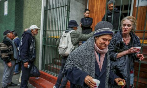 Mulher se afasta de fila após receber alimento de igreja que auxilia os pobres em Buenos Aires
31/05/2024 REUTERS/Agustin Marcarian