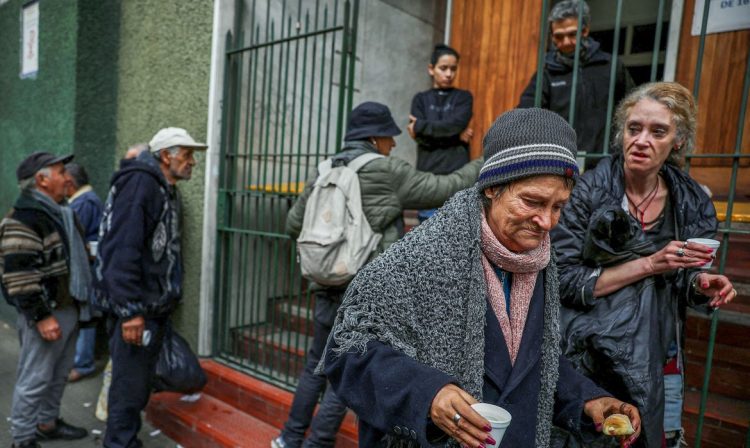 Mulher se afasta de fila após receber alimento de igreja que auxilia os pobres em Buenos Aires
31/05/2024 REUTERS/Agustin Marcarian