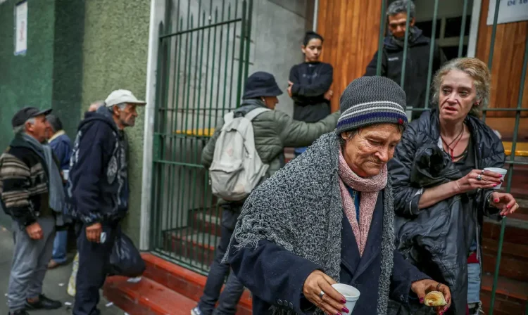 Mulher se afasta de fila após receber alimento de igreja que auxilia os pobres em Buenos Aires
31/05/2024 REUTERS/Agustin Marcarian