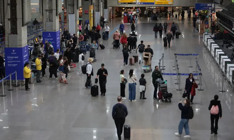aeroporto_guarulhos_03 São Paulo (SP), 21/10/2025 - Movimento no Aeroporto de Guarulhos. Foto: Paulo Pinto/Agência Brasil