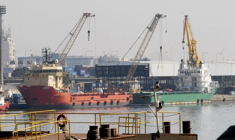 Atracação de navios no Caís do Porto do Rio de Janeiro, guindaste, container.