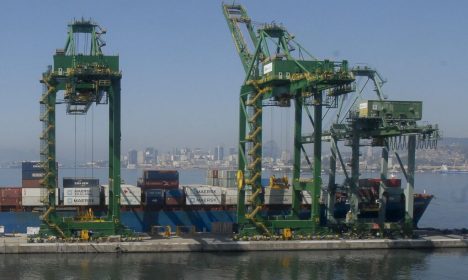 Atracação de navios no Caís do Porto do Rio de Janeiro, guindaste, container.