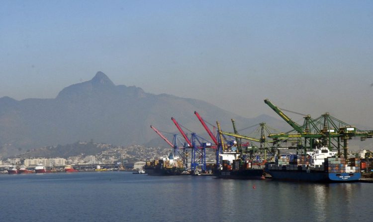 Atracação de navios no Caís do Porto do Rio de Janeiro, guindaste, container.