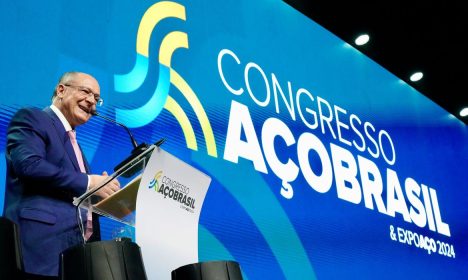 O presidente em exercício, Geraldo Alckmin, participa da abertura do Congresso Indústria Aço Brasil, em São Paulo.