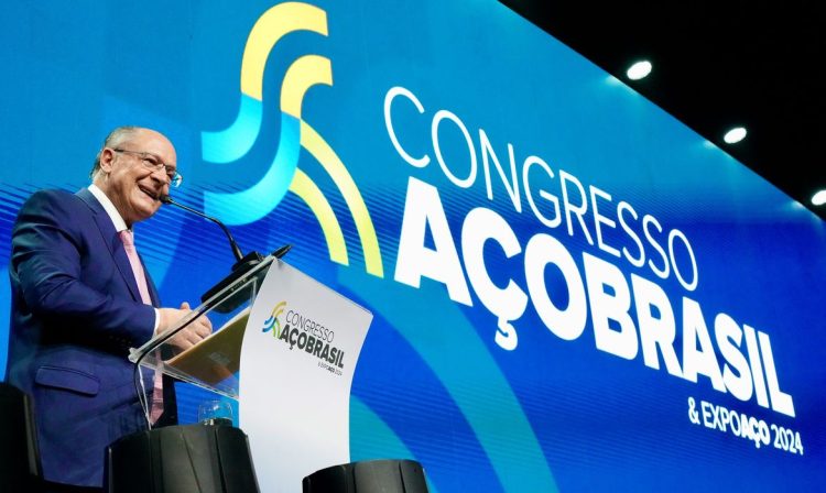 O presidente em exercício, Geraldo Alckmin, participa da abertura do Congresso Indústria Aço Brasil, em São Paulo.