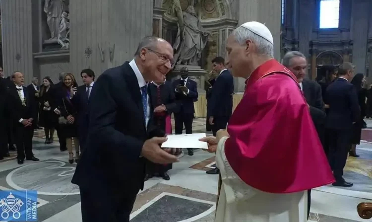 Vaticano, 18/05/2025 - Vice-presidente Geraldo Alckmin entrega carta ao Papa Leão convidando-o para visita ao Brasil. Foto: Vatican News/Divulgação