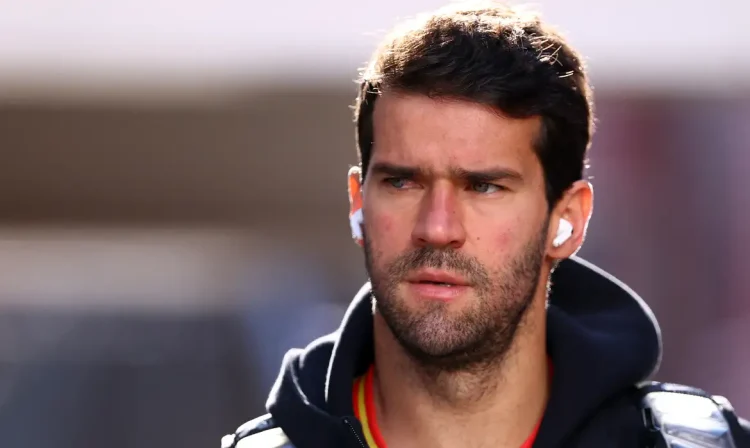 Alisson antes de partida do Liverpool contra o Crystal Palace pelo Campeonato Inglês
05/10/2024 REUTERS/Hannah Mckay