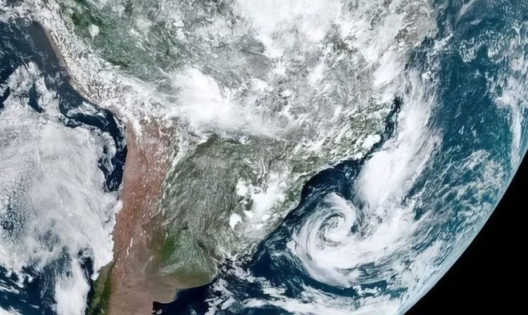 Ciclone Akará perde força e retorna a estágio de depressão tropical. Foto: NOAA/NASA