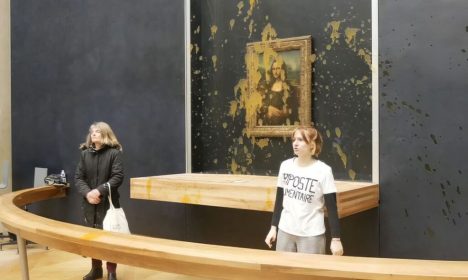 Manifestantes jogam sopa contra o quadro de Mona Lisa, no Louvre. Foto: LUSA/Anadolu via Reuters