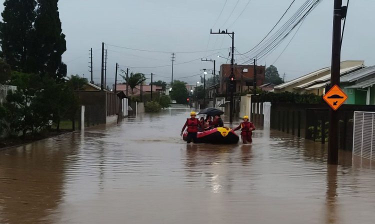 Santa Catarina - Chuvas: após 2ª morte, Santa Catarina decreta fechamento de barragens. Resgate na cidade de Tubarão. Foto: CBMSC