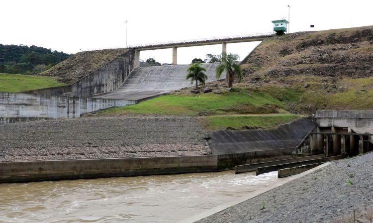 Santa Catarina - Chuvas: após 2ª morte, Santa Catarina decreta fechamento de barragens. Barragem de Ituporanga. Foto: Defesa Civil de Santa Catarina