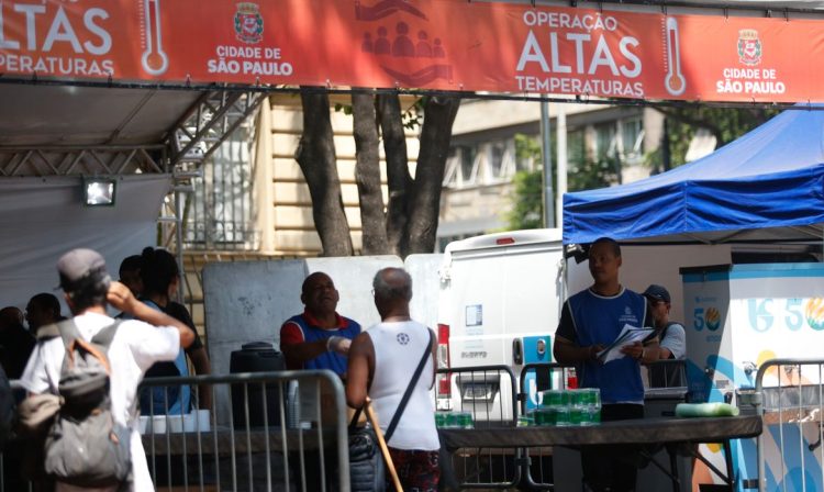 São Paulo SP, 21/09/2023,  Operação Altas Temperaturas, da prefeitura de São Paulo, na Praca da Republica, distribui agua e frutas para pessoas em situação de vulnerabilidade para amenizar o impacto do calor previsto para os próximos dias.
Foto Paulo Pinto/Agência Brasil