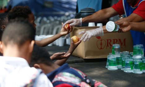 São Paulo SP, 21/09/2023,  Operação Altas Temperaturas, da prefeitura de São Paulo, na Praca da Republica, distribui agua e frutas para pessoas em situação de vulnerabilidade para amenizar o impacto do calor previsto para os próximos dias.
Foto Paulo Pinto/Agência Brasil