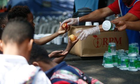 São Paulo SP, 21/09/2023,  Operação Altas Temperaturas, da prefeitura de São Paulo, na Praca da Republica, distribui agua e frutas para pessoas em situação de vulnerabilidade para amenizar o impacto do calor previsto para os próximos dias.
Foto Paulo Pinto/Agência Brasil