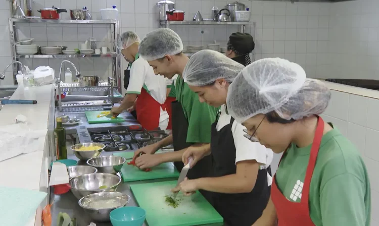 Brasília (DF) - Caminhos da Reportagem - Alunos do curso técnico de gastronomia do instituto federal de Brasília.
A taxa de desemprego no Brasil é de 8,8%, segundo a pesquisa mais recente do IBGE. Já entre os jovens de 18 a 24 anos, esse índice é o dobro: 18%.
Foto: Frame Caminhos da Reportagem/TV Brasil