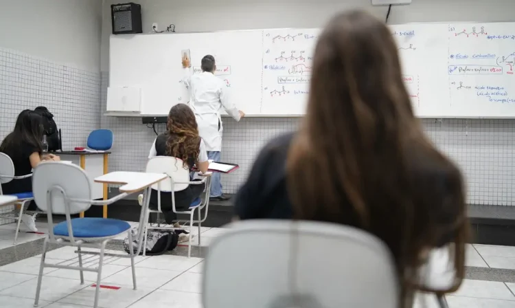 Escolas adotam medidas de segurança contra a covid-19 na volta presencial às aulas.