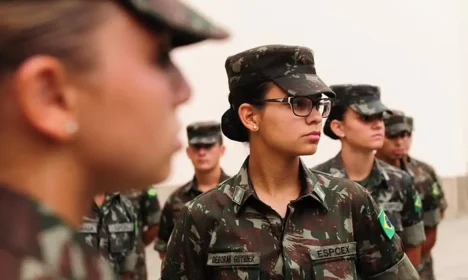 Pela primeira vez na história do Exército Brasileiro, as mulheres poderão se tornar oficiais combatentes e chegar à patente de general e até ao comando do Exército