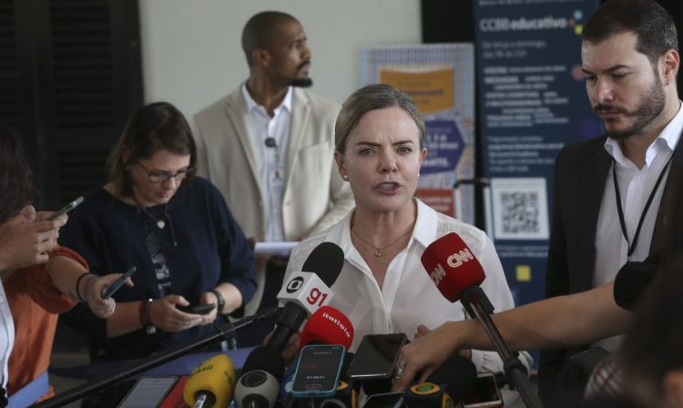 A presidente do Partido dos Trabalhadores,  Gleisi Hoffmann fala à imprensa no CCBB, em Brasília