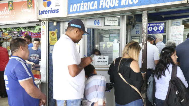 Filas nas lotéricas do Brasil se intensificam com a Mega da Virada. Foto: Antônio Cruz/Agência Brasil.