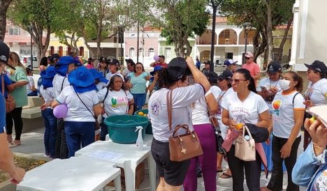 Antes da caminhada, mulheres tomaram um café na Praça da Catedral Foto Sidney Silva