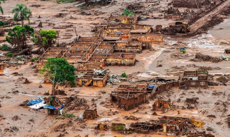 Área afetada pelo rompimento de barragem no distrito de Bento Rodrigues, zona rural de Mariana, em Minas Gerais