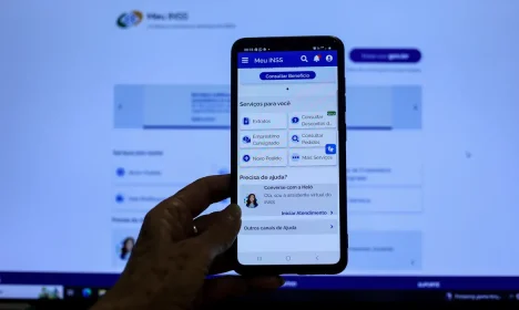 Brasília (DF), 14/05/2025 - Aposentada Neide Maria, recebeu o aviso no APP meu INSS, que teve desconto associativo nos últimos 5 anos.
A partir desta quarta-feira (14), os aposentados e pensionistas do Instituto Nacional do Seguro Social (INSS) podem requerer a devolução de valores descontados indevidamente nos últimos anos. O pedido deve ser feito por meio do aplicativo Meu INSS, pelo site de mesmo nome ou pelo telefone 135.
Foto: Joédson Alves/Agência Brasil