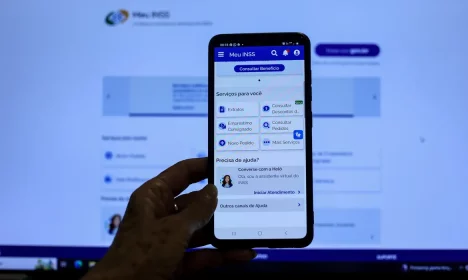 Brasília (DF), 14/05/2025 - Aposentada Neide Maria, recebeu o aviso no APP meu INSS, que teve desconto associativo nos últimos 5 anos.
A partir desta quarta-feira (14), os aposentados e pensionistas do Instituto Nacional do Seguro Social (INSS) podem requerer a devolução de valores descontados indevidamente nos últimos anos. O pedido deve ser feito por meio do aplicativo Meu INSS, pelo site de mesmo nome ou pelo telefone 135.
Foto: Joédson Alves/Agência Brasil