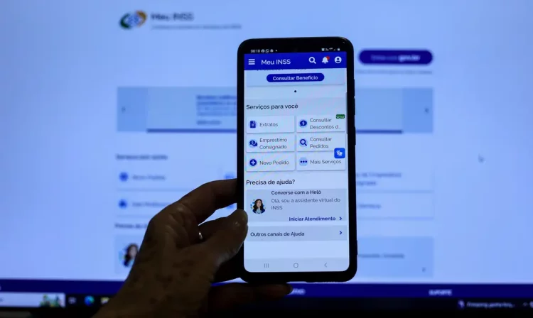 Brasília (DF), 14/05/2025 - Aposentada Neide Maria, recebeu o aviso no APP meu INSS, que teve desconto associativo nos últimos 5 anos.
A partir desta quarta-feira (14), os aposentados e pensionistas do Instituto Nacional do Seguro Social (INSS) podem requerer a devolução de valores descontados indevidamente nos últimos anos. O pedido deve ser feito por meio do aplicativo Meu INSS, pelo site de mesmo nome ou pelo telefone 135.
Foto: Joédson Alves/Agência Brasil