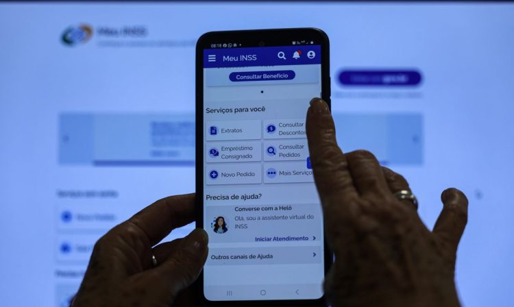 Brasília (DF), 14/05/2025 - Aposentada Neide Maria, recebeu o aviso no APP meu INSS, que teve desconto associativo nos últimos 5 anos.
A partir desta quarta-feira (14), os aposentados e pensionistas do Instituto Nacional do Seguro Social (INSS) podem requerer a devolução de valores descontados indevidamente nos últimos anos. O pedido deve ser feito por meio do aplicativo Meu INSS, pelo site de mesmo nome ou pelo telefone 135.
Foto: Joédson Alves/Agência Brasil