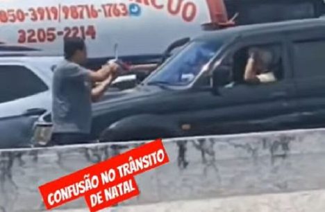 Imagens mostram homem apontando arma de fogo para motorista em Igapó / Foto: reprodução