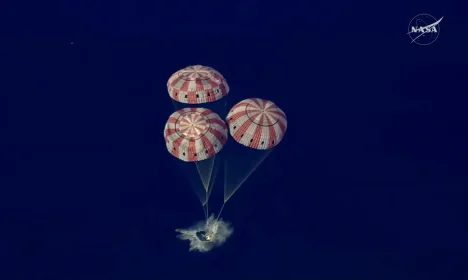 Cápsula da tripulação da Artemis 2 desce no Oceano Pacífico nesta captura de tela de vídeo de transmissão ao vivo 
10 de abril de 2026
NASA/Divulgação via REUTERS