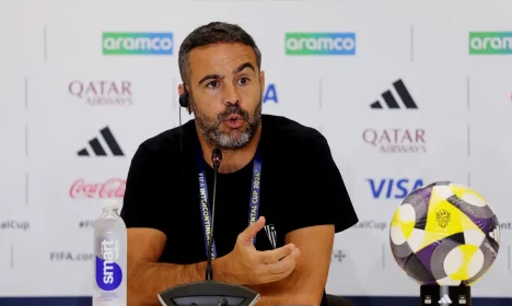 Técnico do Botafogo, Arthur Jorge, concede entrevista coletiva em Doha
10/12/2024
REUTERS/Ibraheem Abu Mustafa