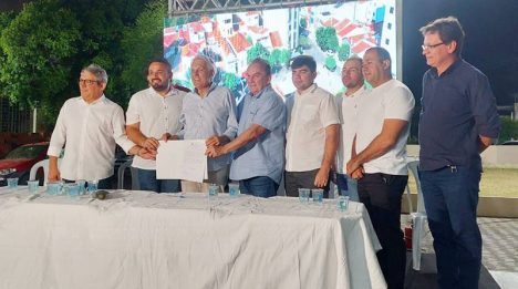 Assinatura da ordem de serviços da reformda da Praça do Coreto Foto Sidney Silva