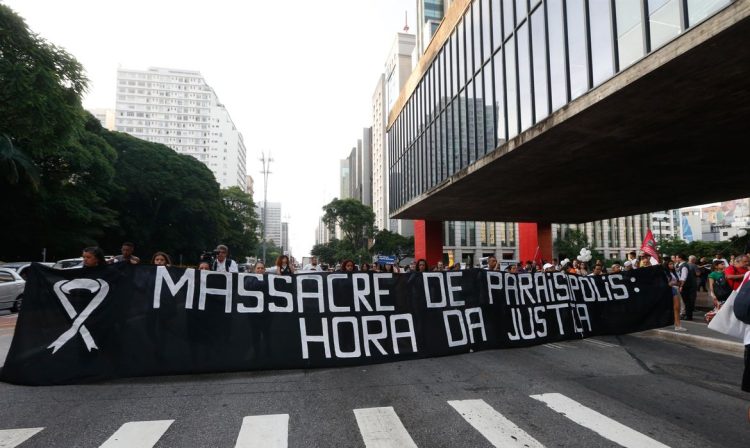 São Paulo SP 01/12//2023 - Familiares de mortos na chacina de Paraisópolis fazem ato na Avenida Paulista, em frente ao Masp. Foto Paulo Pinto/Agência Brasil