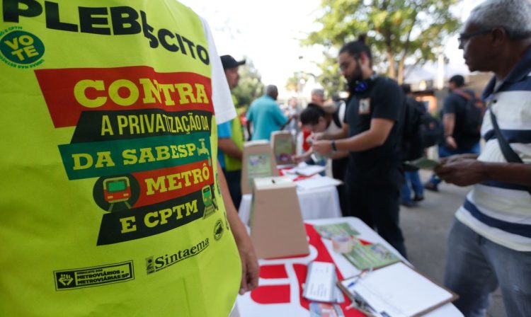 São Paulo SP 21/09/2023 . Plebiscito popular em São Paulo para alertar a população e consultar a opinião pública a respeito da privatização de serviços essenciais. Campanha unificada das entidades representativas das categorias da Sabesp, CPTM e do Metrô, envolvendo todas as centrais sindicais, parlamentares e, também, movimentos e organizações sociais. Estação Lapa.
Foto Paulo Pinto/Agência Brasil