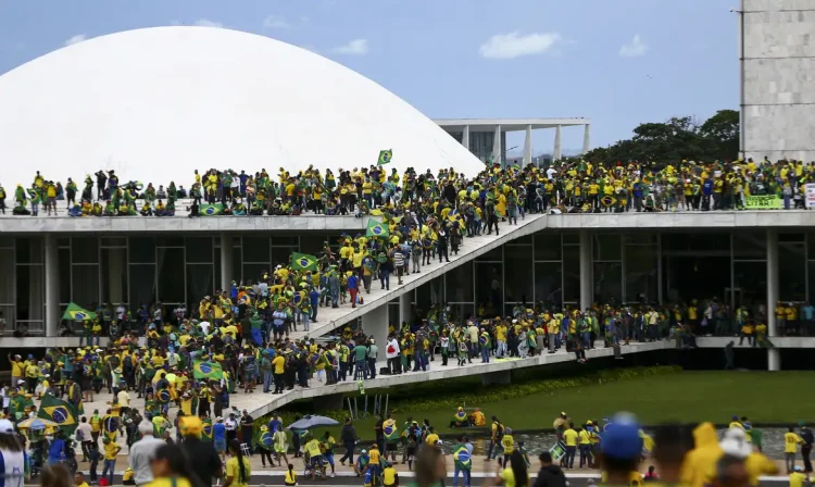 08.01.2023-Manifestantes invadem Congresso, STF e Palácio do Planalto.