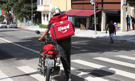 Motoboy, usa máscara de proteção contra covid-19  na rua da Consolação