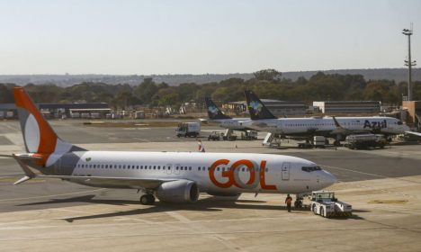 Movimentação de aviões comerciais no aeroporto de Brasília.