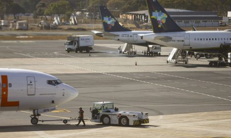 Movimentação de aviões comerciais no aeroporto de Brasília.