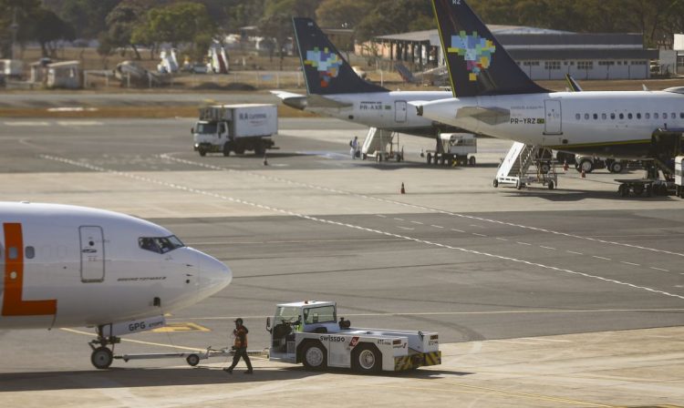 Movimentação de aviões comerciais no aeroporto de Brasília.